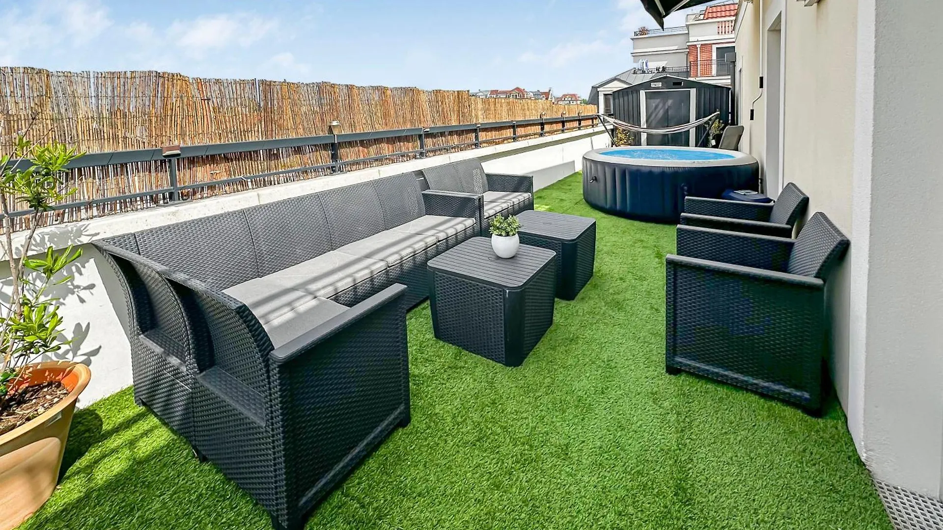 Le Prestige Terrasse-Cocon Familial Cosy, Billard & Jacuzzi Avec Vue Sur Paris Apartment Le Blanc-Mesnil 0*,