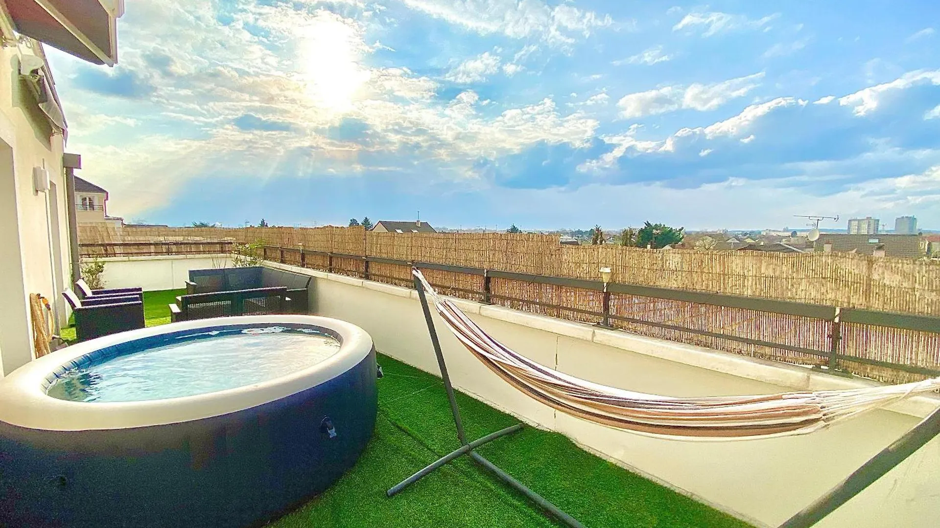 Le Prestige Terrasse-Cocon Familial Cosy, Billard & Jacuzzi Avec Vue Sur Paris Apartment Le Blanc-Mesnil 0*,  France