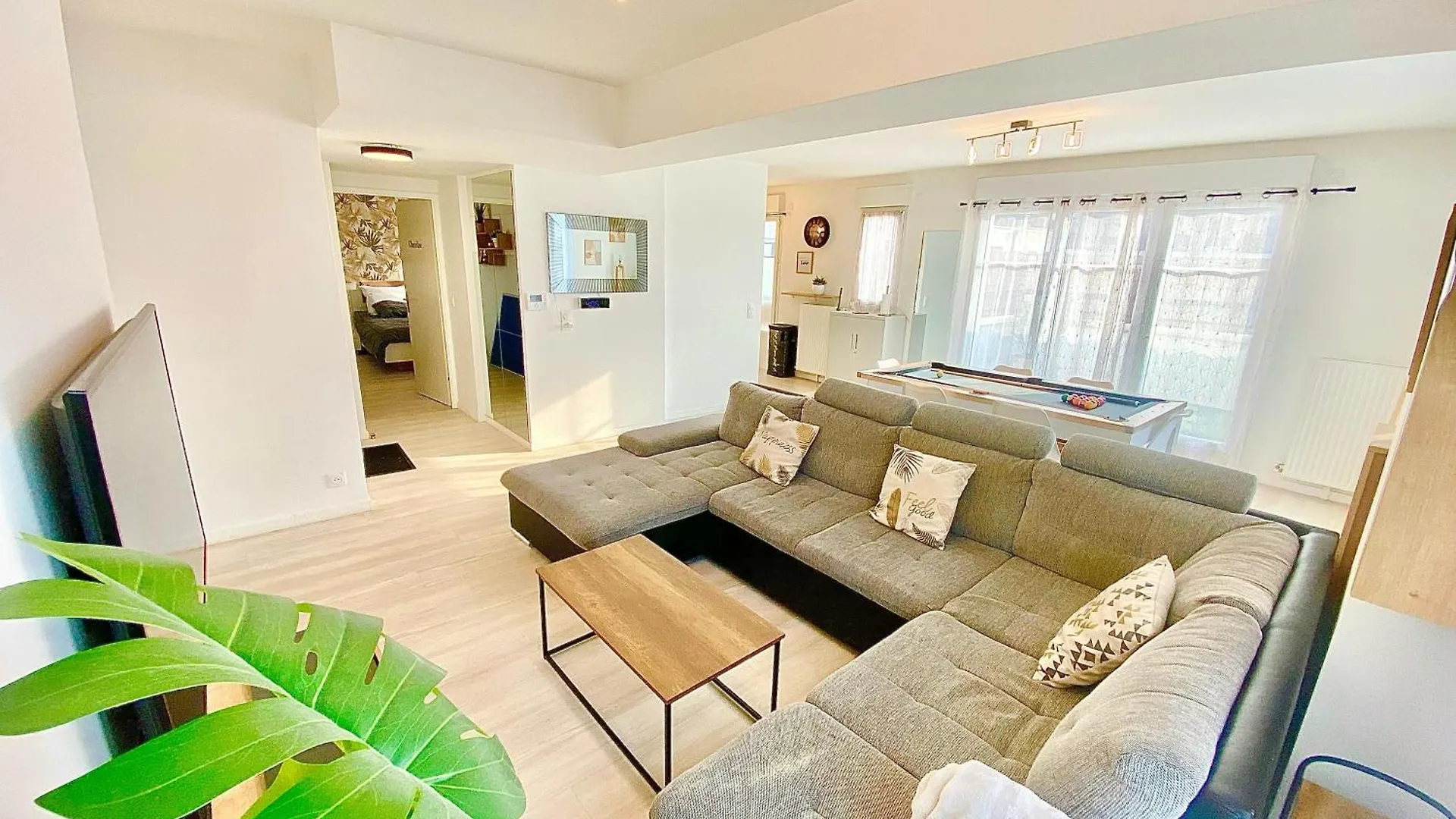Le Prestige Terrasse-Cocon Familial Cosy, Billard & Jacuzzi Avec Vue Sur Paris Apartment Le Blanc-Mesnil 0*,  France