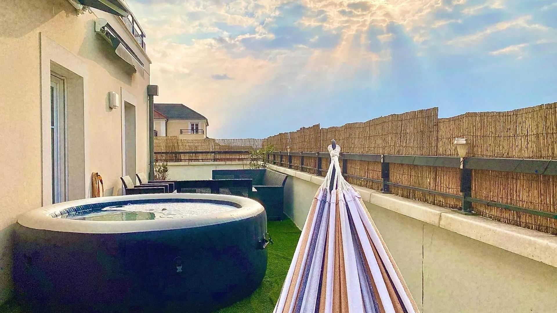 Le Prestige Terrasse-Cocon Familial Cosy, Billard & Jacuzzi Avec Vue Sur Paris Apartment Le Blanc-Mesnil 0*,