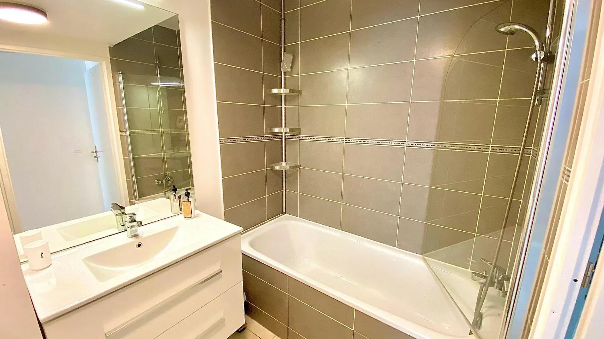 Le Prestige Terrasse-Cocon Familial Cosy, Billard & Jacuzzi Avec Vue Sur Paris Apartment Le Blanc-Mesnil